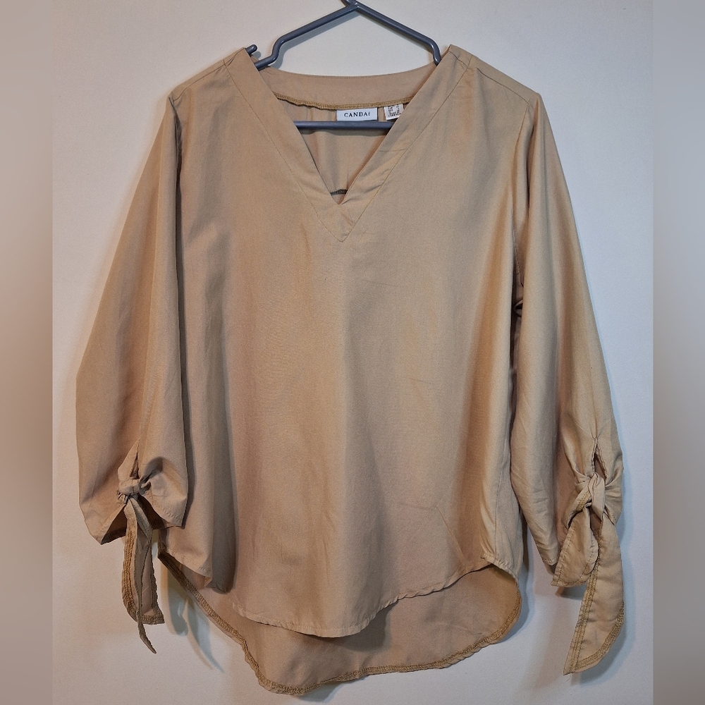 Canda size 4 3/4 tie sleeve v-neck scooped hem lightweight tan blouse